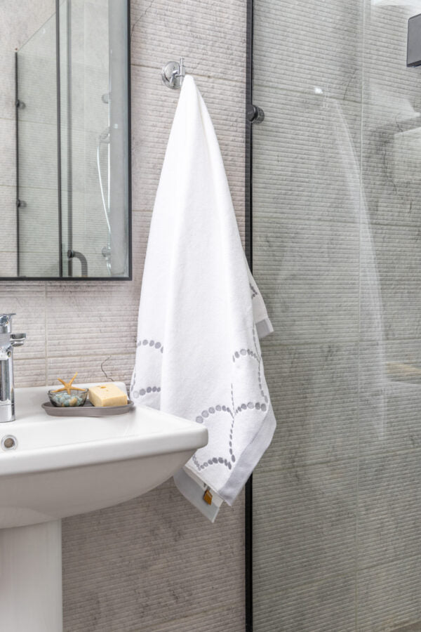 Nit Terry Bath Towel with Circular Embroidery – 100% Egyptian Cotton – 70×140 cm